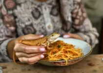 lagartixa em macarrão